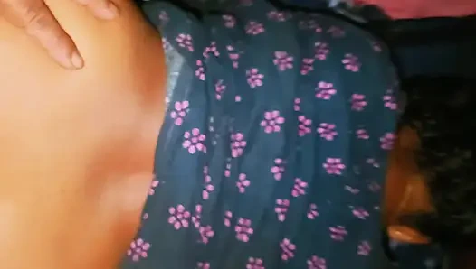 Yeni Hintli evli kadın arkadaşının kocasıyla evde değil