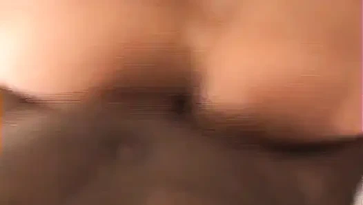 Reife brünette würgt auf pulsierenden bbc vor der muschi dehnen