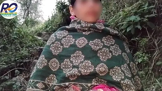 Aku pergi jalan-jalan di hutan desa desi dan aku mengangkat kain sariku dan menunjukkan pantat dan payudara dan memekku dan memasukkan m