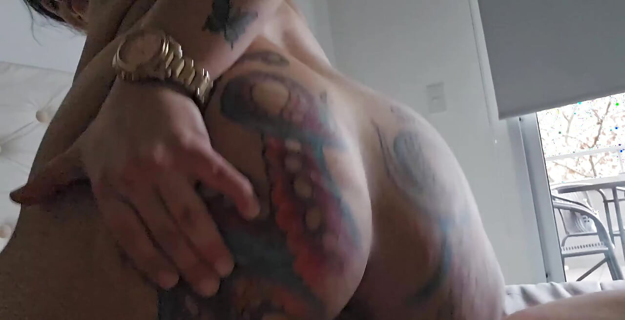 Fată venezueleană tatuată rămâne însărcinată de un străin