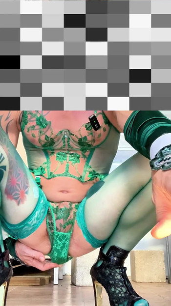 可爱的 femboy 非常性感的丝袜内衣在户外展示他的内裤