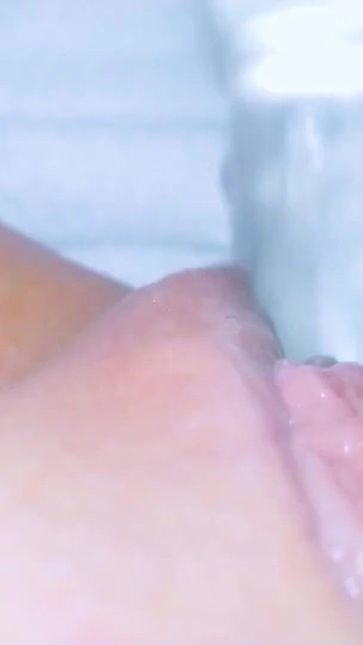 Moment palpitant de la "Folosesc un vibrator de sticlă pentru pizda mea ejaculez prima dată"