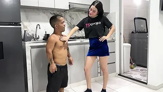 Adik tiri nakal menggoda abang tirinya sampai dia melihat kontol besarnya, menjadi sangat terangsang dan menidurinya dengan keras.