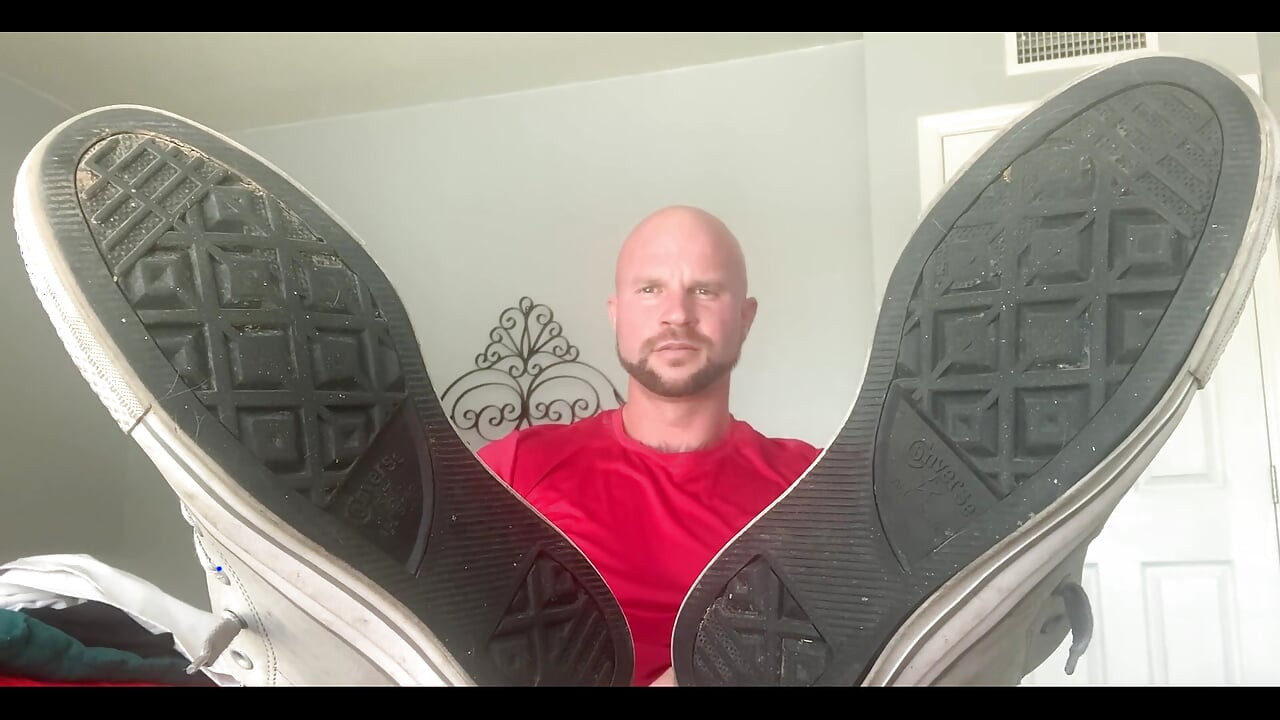 ‪it’s Bit Weird as You Take My Shoes off