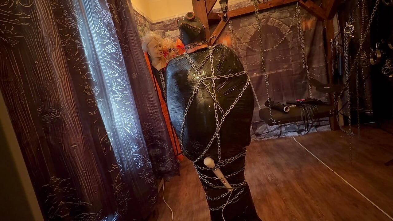 2. rész: - Domina Satana & Bag Man raklapfóliában és láncokban.