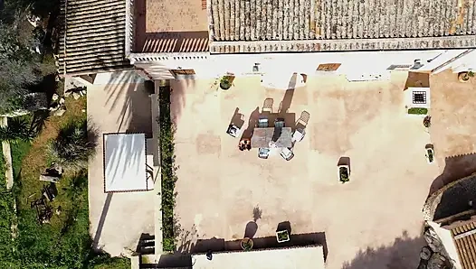 Zwei heiße mädchen lassen sich im freien verwöhnen