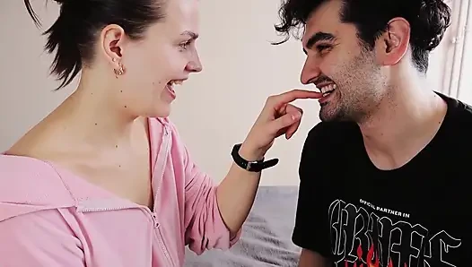 parmaklarını ilk kez ısırıyor