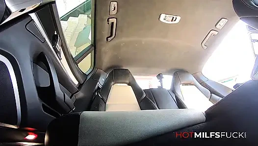 Skylar сквиртует