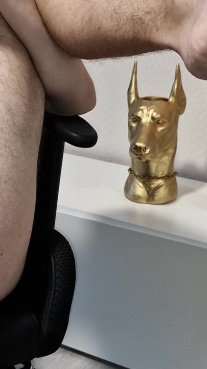 Studentova šaka svršava iz ruke i pičke