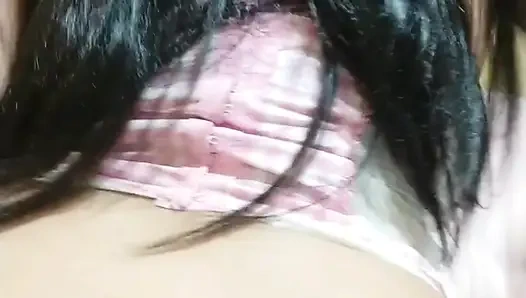 Одна в моей комнате, я начала играть со своими стрингами на одну сторону