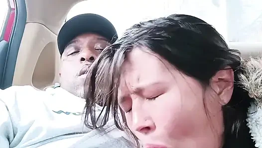 Asiatischer straßennutte-blowjob im auto - riskantes straßenrand-halsfick &schlucken & MILf