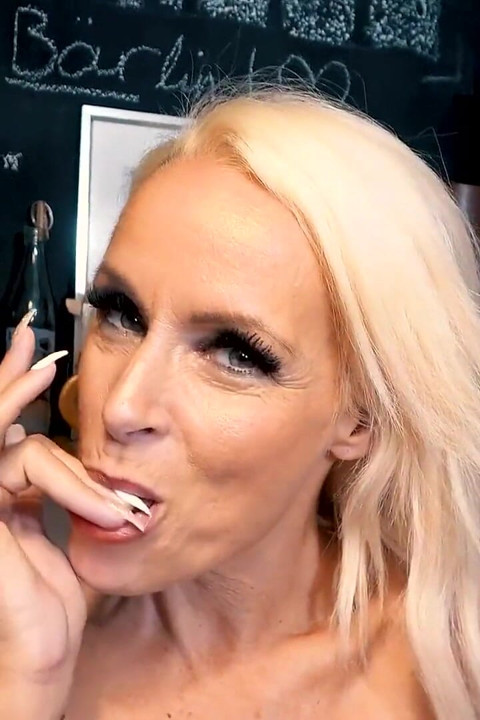 Random fan cums on milf Sophie Logan's pussy!