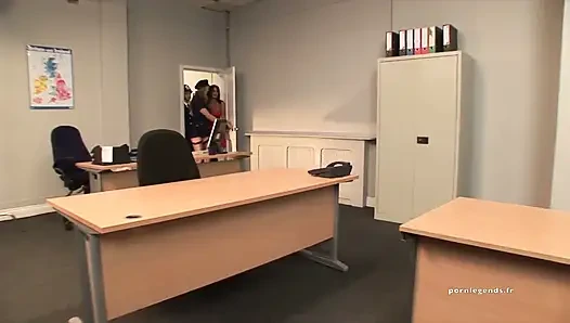 Kat Lee, Memur Jan ve Lichelle Marie ile ön sevişmeden sonra arkadan alıyor