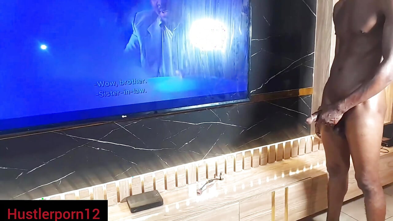 Eu a fodo ao lado da TV