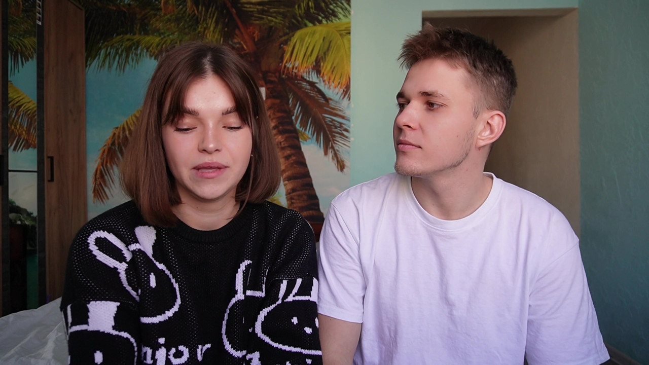 流行的在线游戏在视频博客期间变成继兄弟和继妹之间的性爱