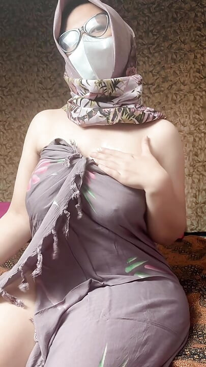 Again! VIRAL Kemben Girl Masturbates Until Peeing