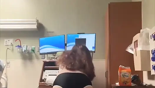 Böses mädchen auf dem bett ruhe