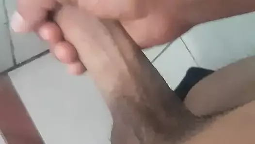 Mira como mi pene bota bastante leche