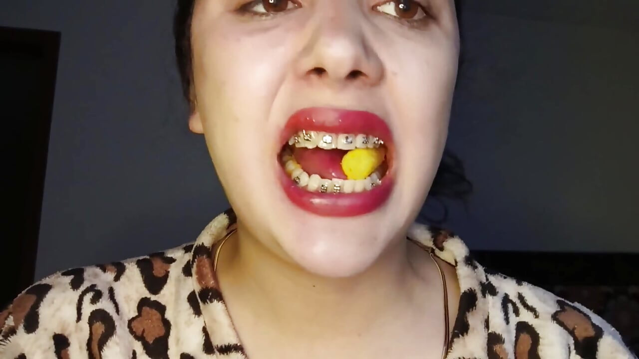 Masticando cheetos en primer plano - uvula