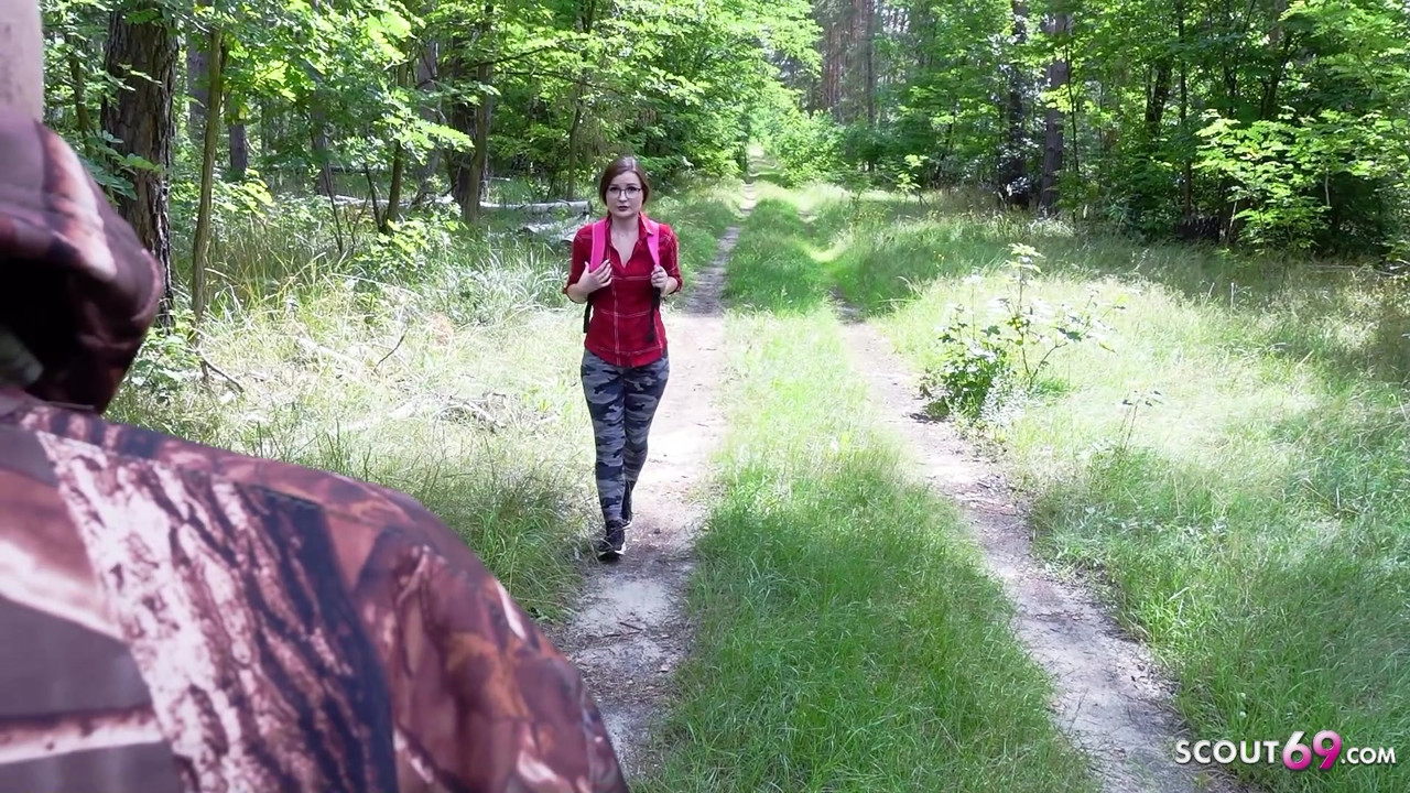 小柄なドイツ人ティーンTinyEmilyは、森の見知らぬ人による公開中出しファックに話します