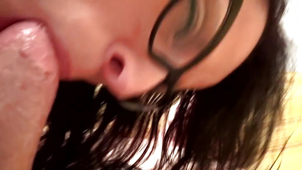 Der schwanz ist im mund dieser italienischen schlampe