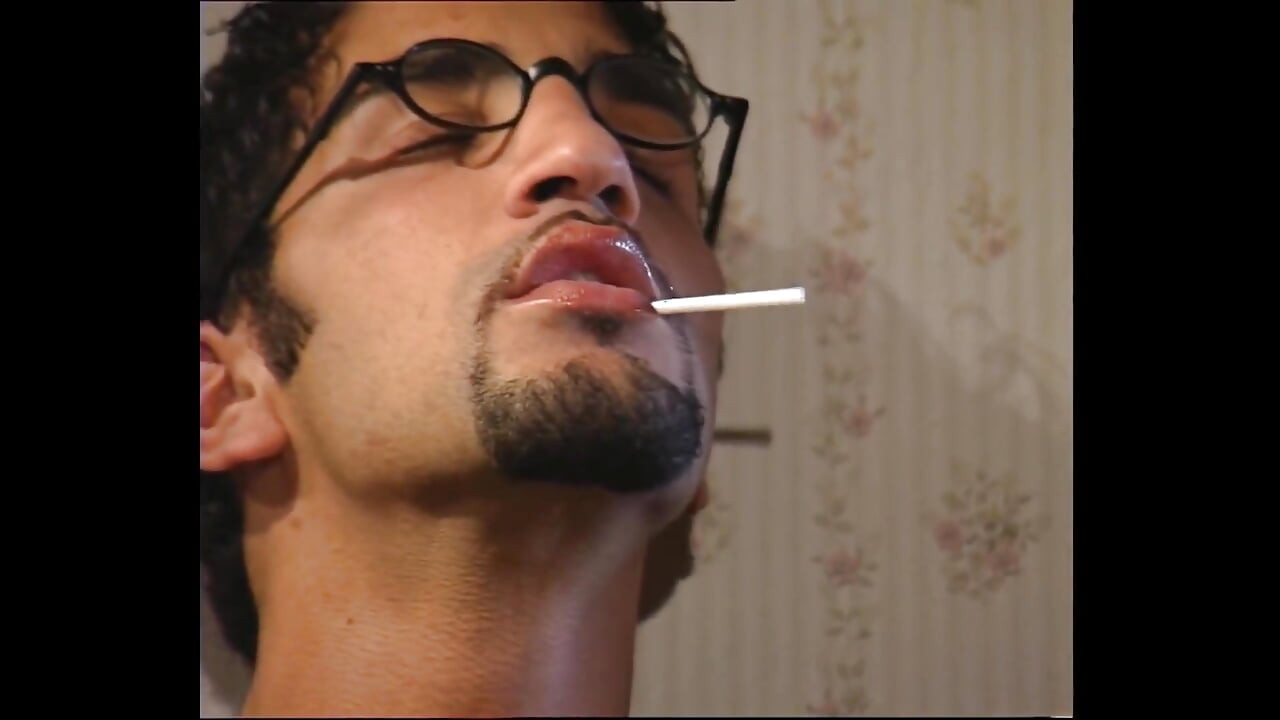 三人行 - 这个淫荡的大奶子年轻黑发女郎一根大鸡巴还不够