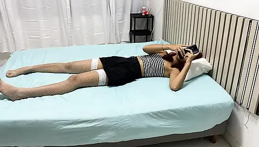 Aku mergoki sahabatku lagi ngobrol sama pacarnya dan dia bisik-bisik di telingaku kalau dia pengen ngobrol hal-hal seks lesbian