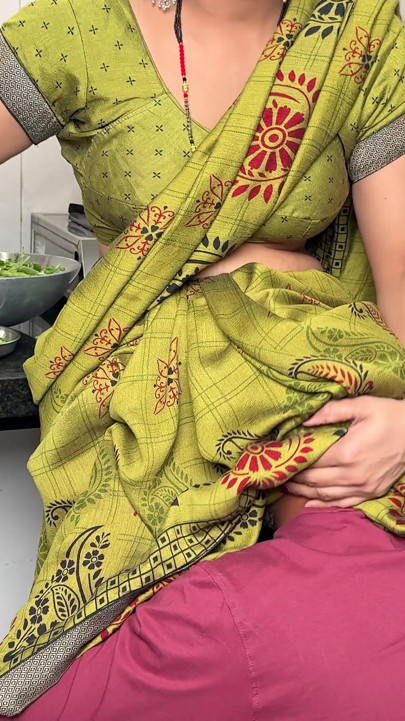 Komal bananas are very much liked, that's why the brother-in-law brought a dozen bananas from the market, for the sake of the sister-in-law, but the sister-in-law wanted a big banana. | Clip 2