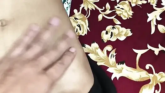 Kız arkadaşının iki bacağını da kaldırıyor. Kız arkadaş acımasızca sikiliyor