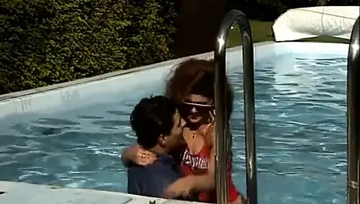 Cewek seksi jerman ini dientot habis-habisan di kolam renang