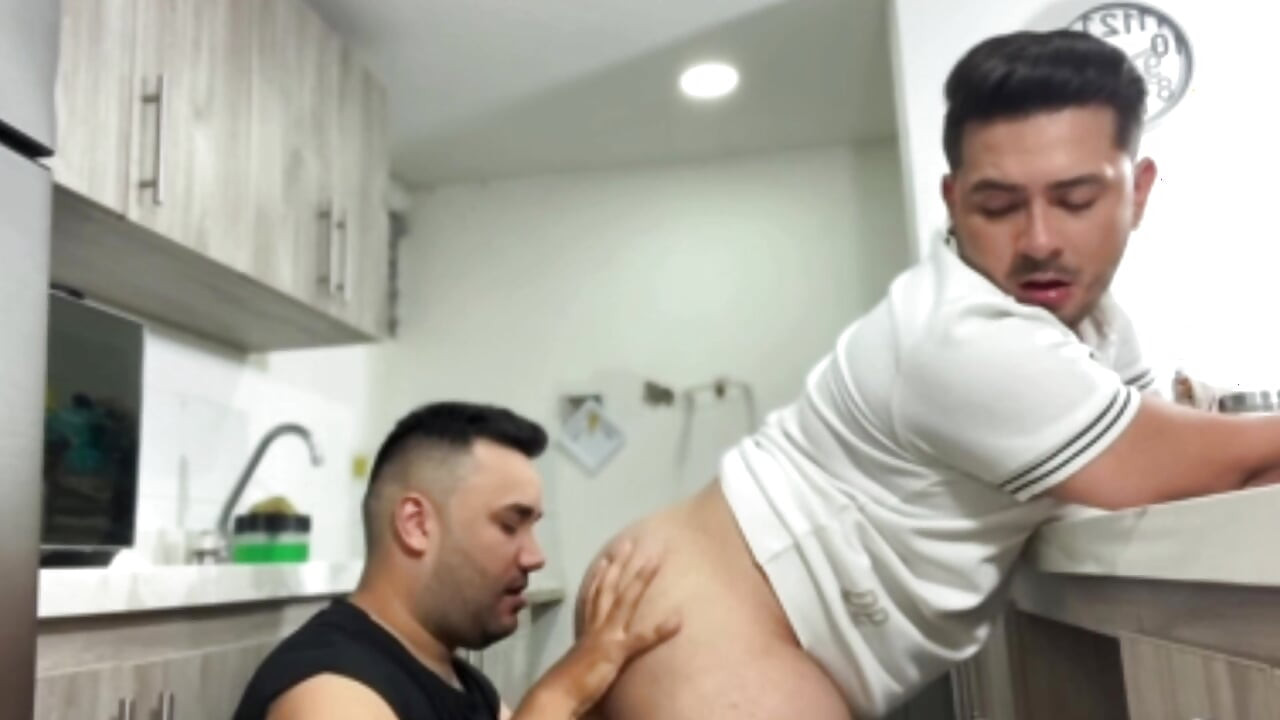 Mi mejor amigo hetero me folla en la cocina