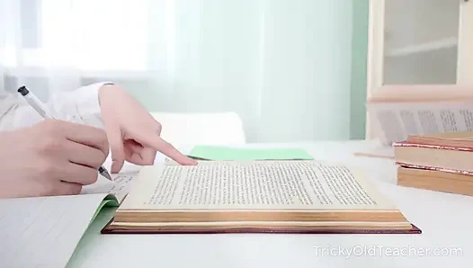 Süße bläst den schwanz des lehrers, um kostenlosen unterricht zu bekommen