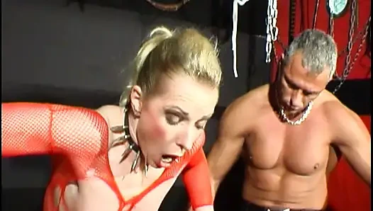 Kırmızı File Bebek Vahşi BDSM Üçlü Grup Sekste Bağlı Yarağa Hükmediyor