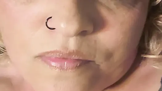 Aku lagi asik muasin memek sempitku pakai mainan seks