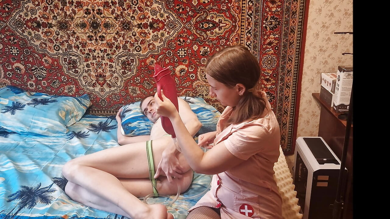 Anastasia sahibe ona Sasha Earth'e iyi bir şehvetli prostat masajı lavmanı götüne verdi