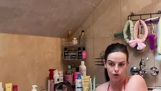 Сногсшибательная милфа-брюнетка Katy Feet сначала моет мокрые подошвы, а затем ее идеальные пальцы ног с мылом