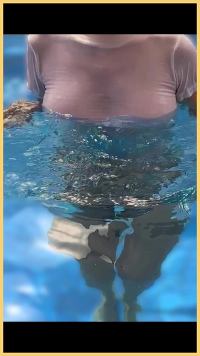 游泳池里的妻子湿衬衫与完美的无胸胸