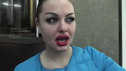 Sexy make-up, riesige rote lippen rauchen