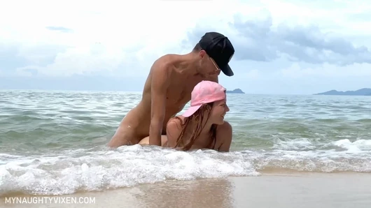 Sexe torride et risqué dans les vagues de la mer sur la plage - My Naughty Vixen