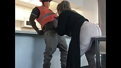 Une femme au foyer excitée se fait baiser par un ouvrier du bâtiment noir