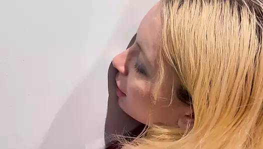 Рискованный секс в общественном туалете с блондинкой. Она залила весь пол и нас чуть не застукали.