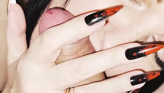 Kayınvalidem dudaklarımı okşuyor ve ben onun yüzünde