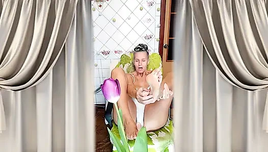 Ateşli ev hanımı Lukerya çevrimiçi flört ediyor ve iştah açıyor ayaklarını gösteriyor