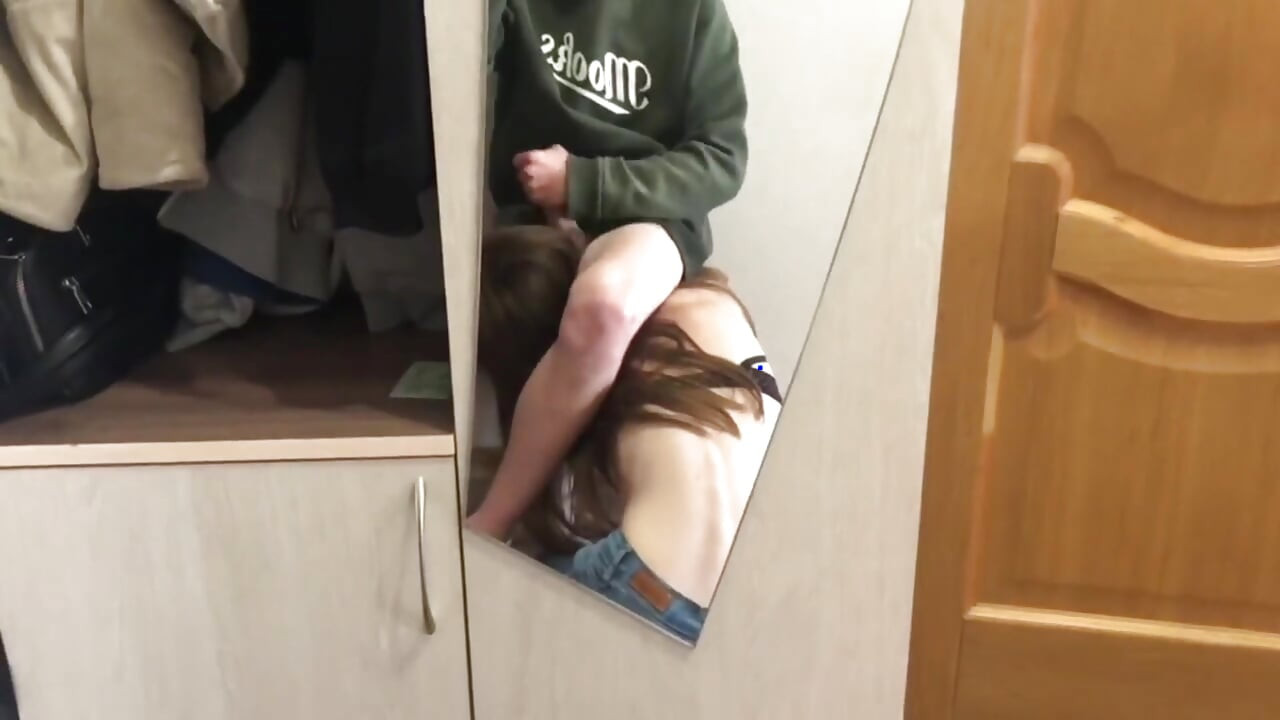 初めてのフェラチオ――彼女はクラスメイトのチンポをしゃぶる