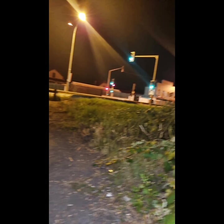 Una puta con minifalda ras du cuL, al borde de la🛣Nationale 7 en BRUNOy. 2H00 VaneSsaBiTCHx PariSChienneTrvprod⁹¹