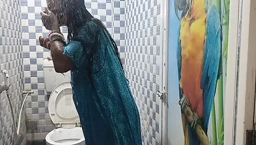 Köylü ateşli yengenin banyo gösterisi