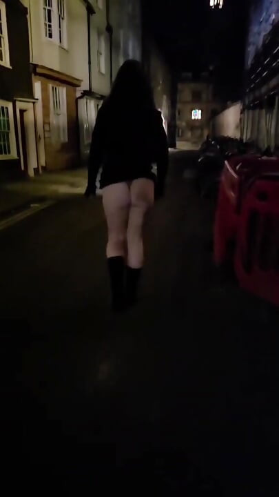 Soție sexy care se plimbă pe stradă se expune în public
