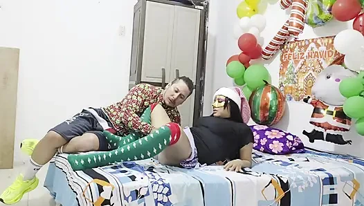 Stiefvaters freche Überraschung: Stieftochter ein neues Spielzeug schenken und es zusammen testen, während sie allein zu hause sind