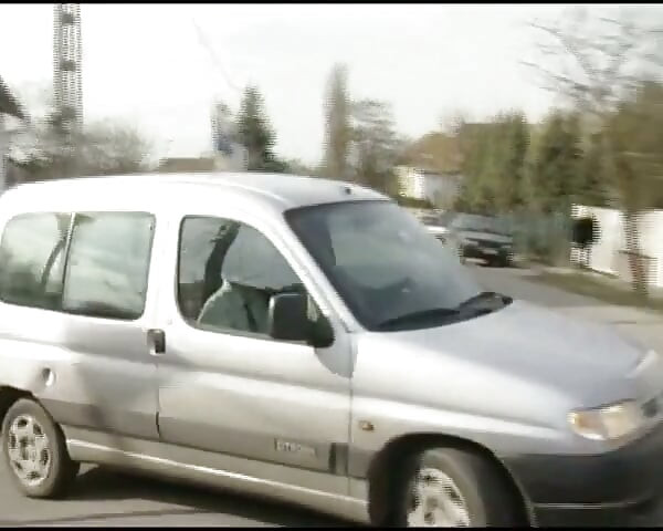 Dit is een sletterige Duitse babe die werd ge focukt door drie pikken