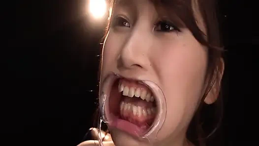 Bound honoka erträgt tiefe kehle-prüfung als kontrolle und atem verblassen in einem stillen zimmer